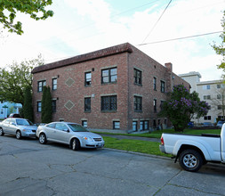 Maxwell Court in Seattle, WA - Building Photo - Building Photo