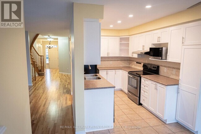 2077 Bergamot Cir in Ottawa, ON - Building Photo - Building Photo
