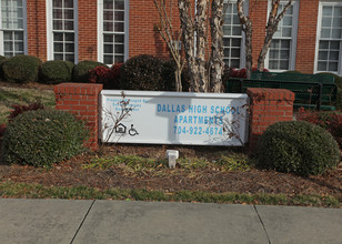 Dallas High School Apartments in Dallas, NC - Foto de edificio - Building Photo