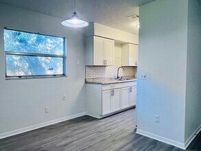 8202 N MARKS ST, Unit B in Tampa, FL - Building Photo - Building Photo