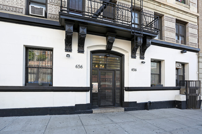 656 Saint Nicholas Ave in New York, NY - Foto de edificio - Building Photo