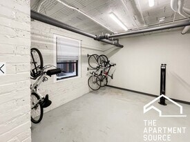 518 W Cornelia Ave, Unit 1 in Chicago, IL - Building Photo