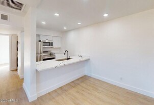 2739 E Tamarisk Ave in Phoenix, AZ - Building Photo