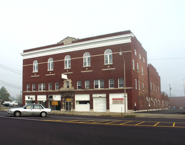 102-108 E Main St in Newark, OH - Foto de edificio - Building Photo