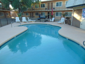 Oak Tree Apartments in Las Vegas, NV - Foto de edificio - Building Photo