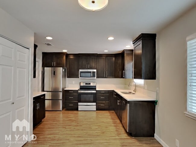 1013 James Lovell St in Las Vegas, NV - Foto de edificio - Building Photo