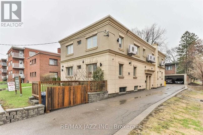 1303 Bayview Ave in Toronto, ON - Building Photo - Building Photo