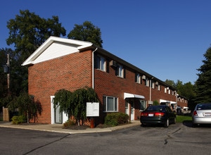 Hilltop Apartments and Townhomes in Kirtland, OH - Foto de edificio - Building Photo