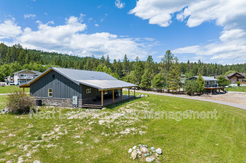 27 Bayview Dr in Lakeside, MT - Building Photo