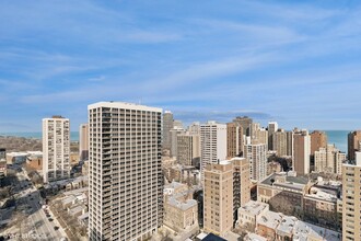 1355 N Sandburg Terrace in Chicago, IL - Building Photo - Building Photo