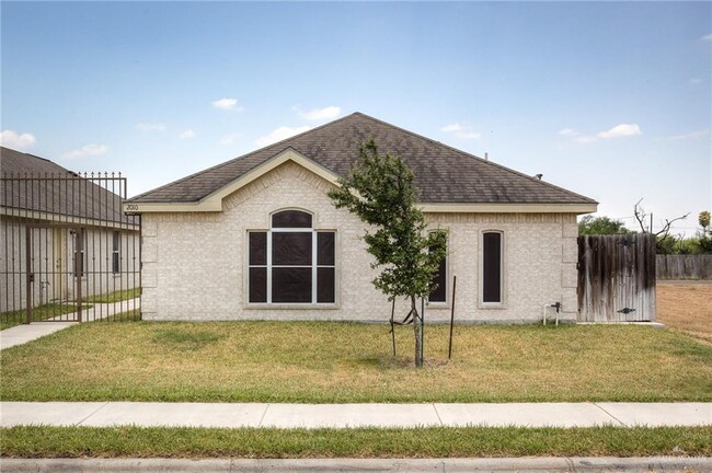 2010 Bahamas Dr-Unit -4 in Edinburg, TX - Building Photo - Building Photo