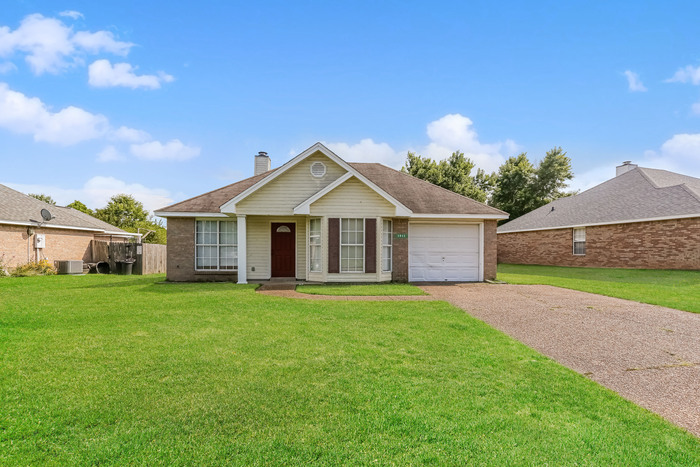 1911 Christine Dr in Byram, MS - Building Photo