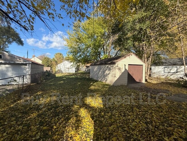 12735 Vernon Ave in Warren, MI - Building Photo - Building Photo