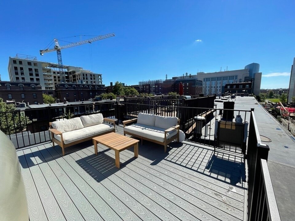 93 E Brookline St, Unit 4 in Boston, MA - Building Photo