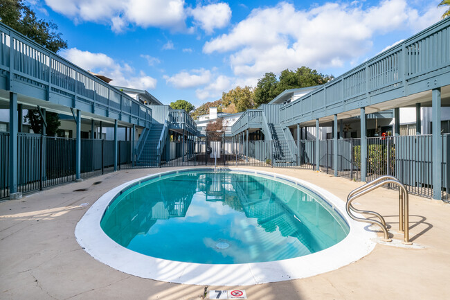 Creekside Terrace in Walnut Creek, CA - Building Photo - Building Photo