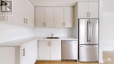 15100 Yonge St in Aurora, ON - Building Photo - Building Photo