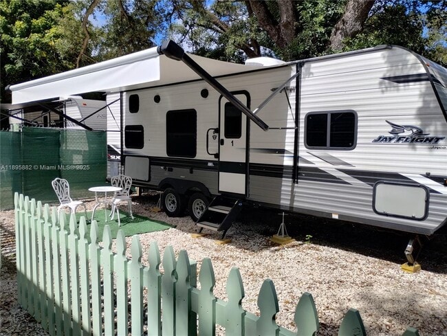 125 NE 184th Terrace in Miami, FL - Building Photo - Building Photo