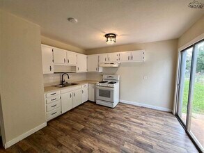 117 W Garden Dr in Iowa Park, TX - Building Photo - Building Photo