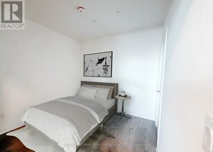 705 Davis Dr in Newmarket, ON - Building Photo - Building Photo