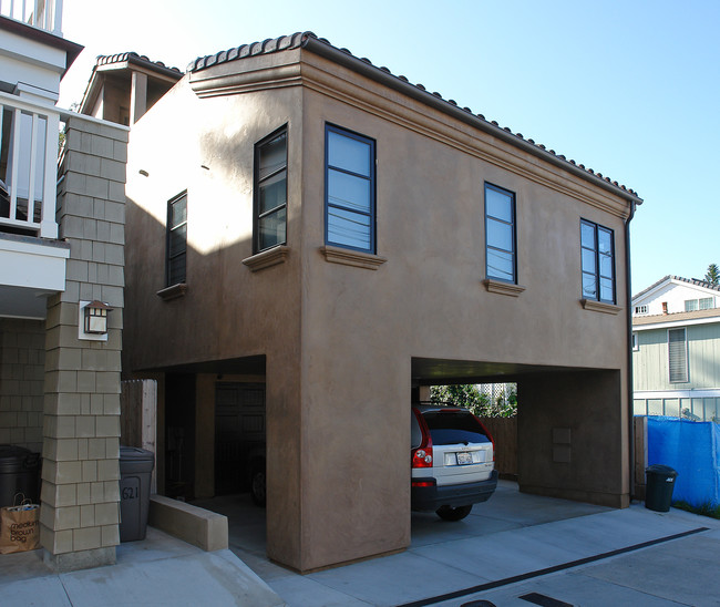 619 Poppy Ave in Corona Del Mar, CA - Foto de edificio - Building Photo