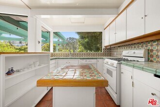 217 Amalfi Dr in Santa Monica, CA - Building Photo - Building Photo