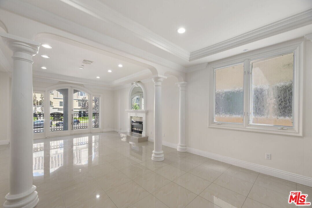 11952 Montana Ave in Los Angeles, CA - Building Photo