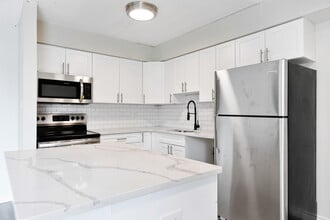 3155 Sandwich St in Windsor, ON - Building Photo - Building Photo