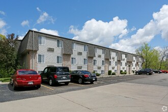 2213 W Willow Knolls Dr in Peoria, IL - Building Photo - Building Photo