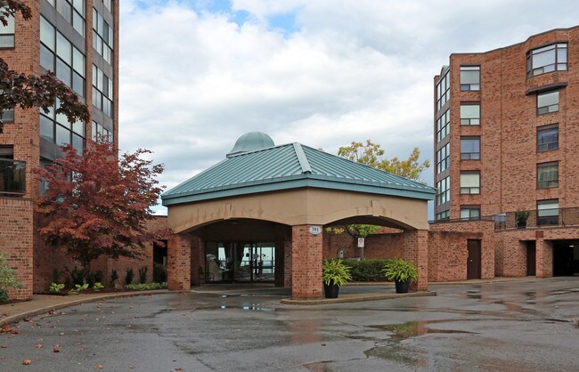Niagara North Standard Condominium 350 in St Catharines, ON - Building Photo - Building Photo