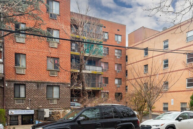 14034 34th Ave in Flushing, NY - Foto de edificio - Building Photo