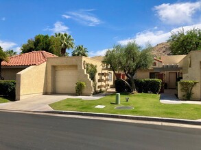 2345 Cherokee Way-Unit -125 in Palm Springs, CA - Foto de edificio - Building Photo