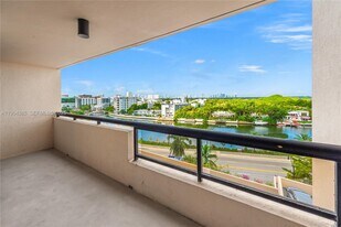 2555 Collins Ave in Miami, FL - Building Photo