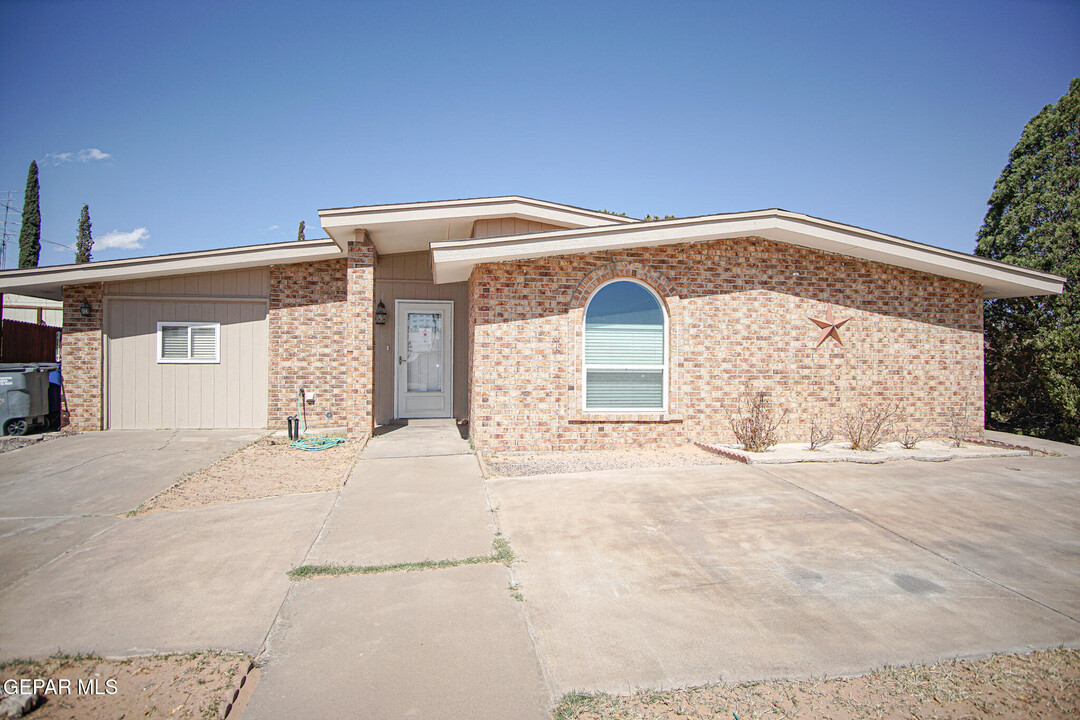 10133 Racoon Dr in El Paso, TX - Building Photo