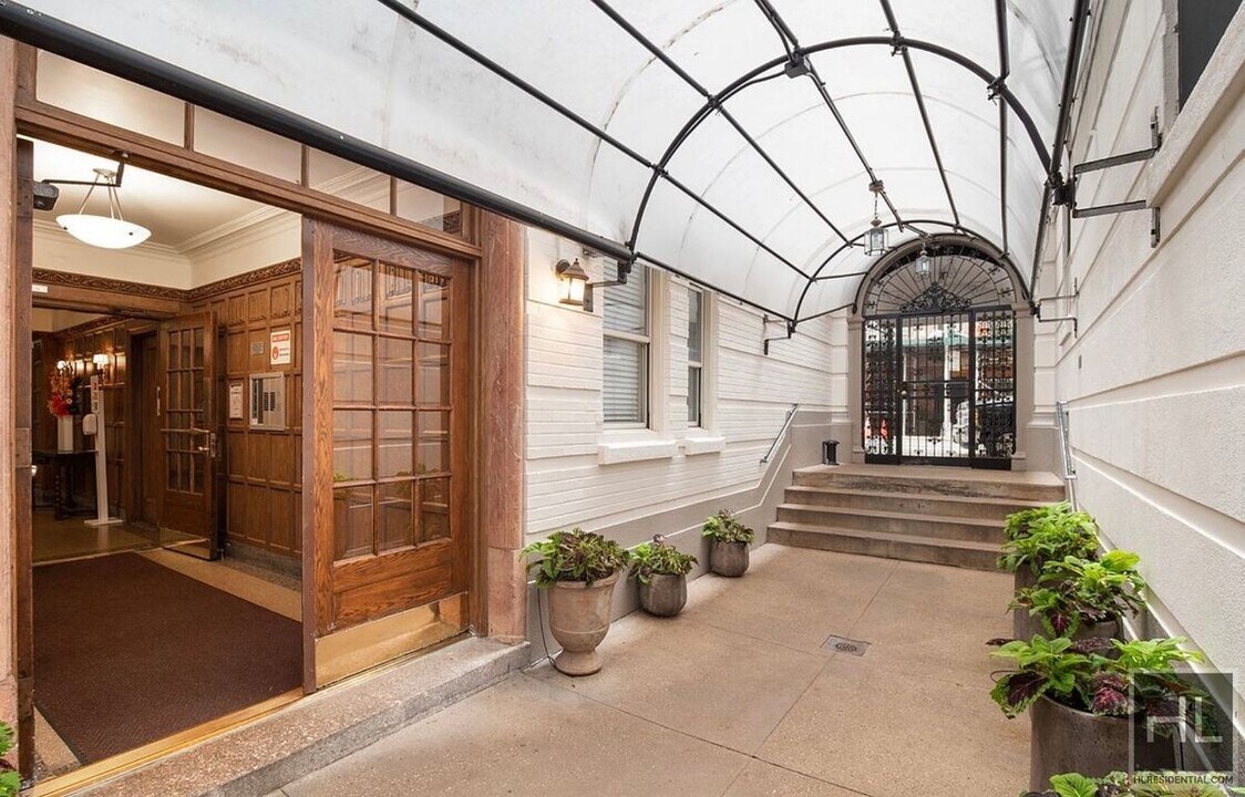 EAST 10 STREET in New York, NY - Building Photo