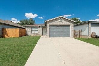 8147 Easy Meadow Dr in Converse, TX - Building Photo - Building Photo