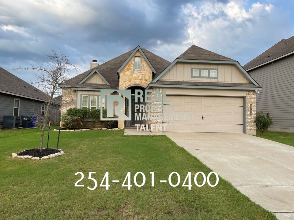 3225 Gilchrist Dr in Lorena, TX - Building Photo