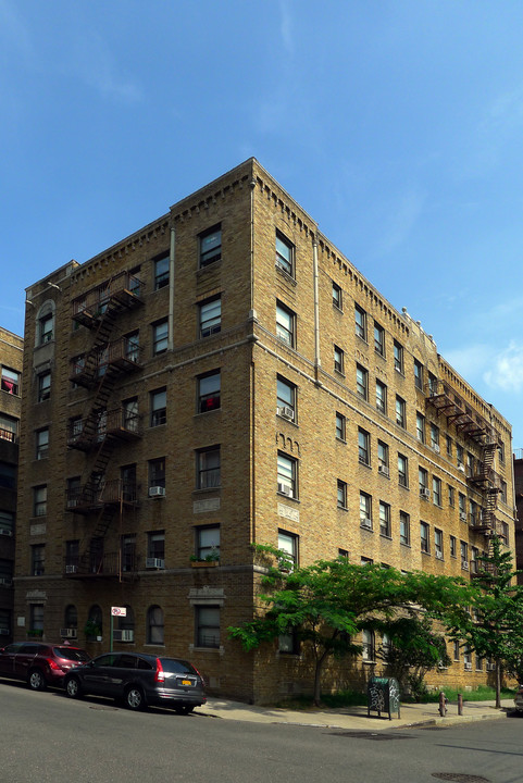 4225 Layton St in Flushing, NY - Building Photo