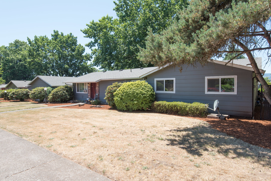 Redwood Court in Dallas, OR - Building Photo