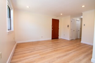 52 Lynde St, Unit #6 in Melrose, MA - Building Photo
