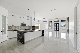 32 Zimmerius Ave in McAllen, TX - Building Photo - Building Photo