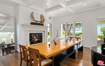 5920 Clover Heights Ave in Malibu, CA - Foto de edificio - Building Photo