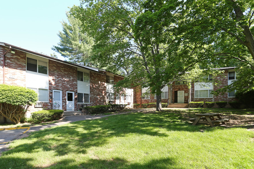 Brookside Gardens Apartments in Meriden, CT - Foto de edificio