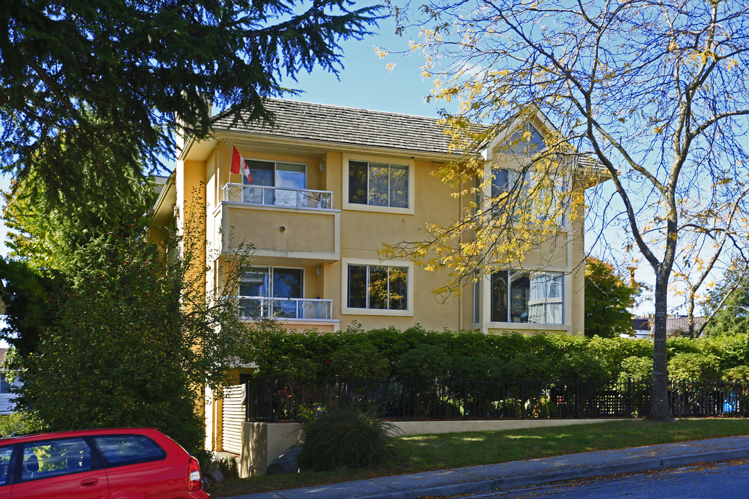 15088 Thrift Ave in White Rock, BC - Building Photo