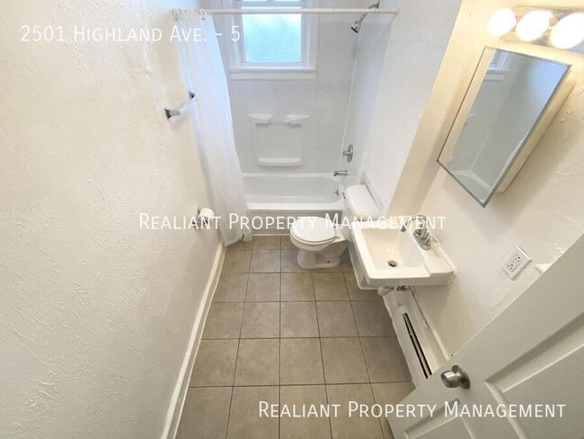 2501 Highland Ave in Cincinnati, OH - Building Photo - Building Photo