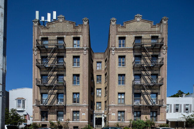 32-32 34th Street in Long Island City, NY - Foto de edificio - Building Photo