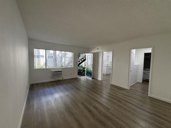 10520 Balboa Blvd. in Granada Hills, CA - Building Photo - Interior Photo