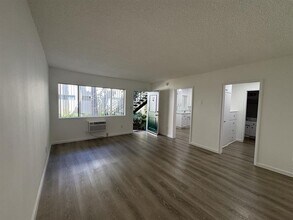 10520 Balboa Blvd. in Granada Hills, CA - Foto de edificio - Interior Photo