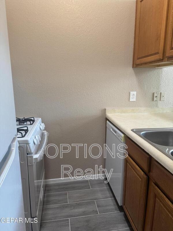 property at 1924 Estrada Dr
