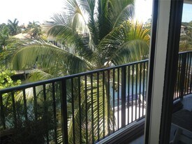 6855 Edgewater Dr in Coral Gables, FL - Building Photo