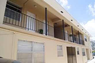 410 NW 47th Ave in Miami, FL - Foto de edificio - Building Photo
